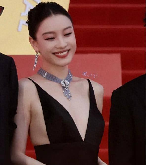 金晨浅紫色纱裙惊艳亮相