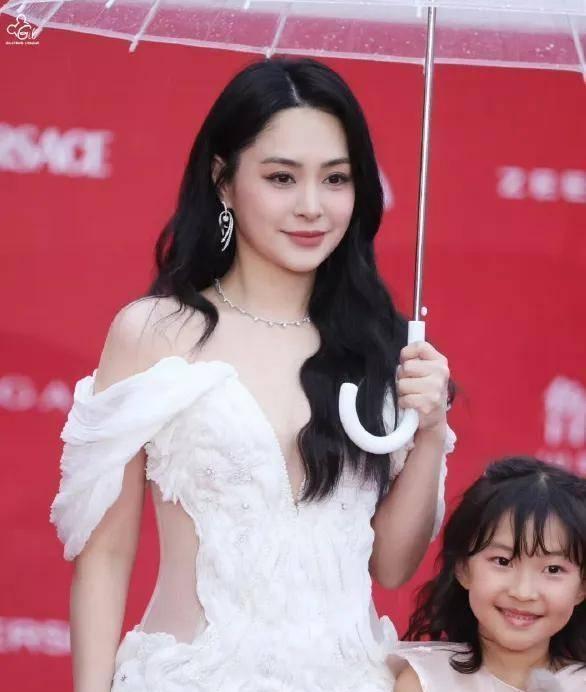 倪妮红毯女王造型