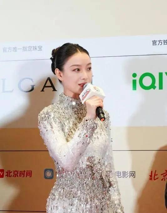 张子枫黑天鹅造型