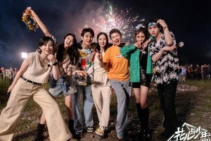 《花儿与少年》第四季首播：杨幂带队露营，温暖互动引爆热搜