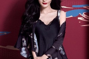 杨幂代言维密：冻龄女神展现性感魅力