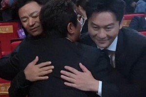 沈腾王宝强华表奖互动引争议，四人同框成焦点