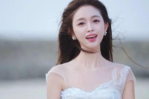 吴宣仪海边写真仙气飘飘，尽显女神魅力
