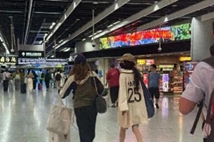 杨幂低调探女：顶流女星的素人母爱