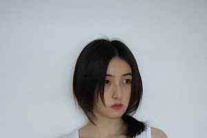 张子枫五一度假照曝光，红裙纤细笑容灿烂