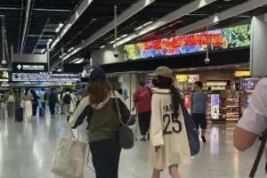 杨幂低调赴港探女 11岁小糯米身高近1米7引热议