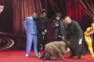 李艺彤跪郭德纲引争议：明星下跪行为是否妥当？