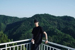 柯淳片场扔烟头道歉，短剧一哥回应争议