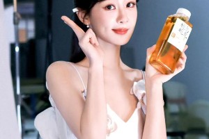 杨紫侧丸子头造型如何搭配？黑茶色盘发与珍珠流苏耳环解析