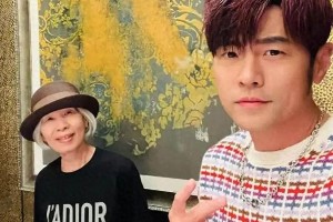 周杰伦晒与妈妈演唱会合照 母子同框超有爱