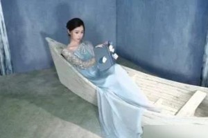 虞书欣蓝色长裙惊艳爱奇艺大会，时尚与演艺双突破