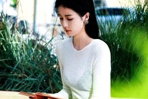 白鹿水中写真引争议，透视上衣被指内衣外穿