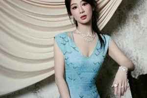 杨紫Elie Saab蓝裙惊艳亮相，西装谜底揭晓