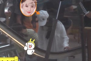 赵丽颖带2岁儿子逛街 母子互动温馨画面曝光