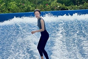 赵今麦冲浪帅照曝光，碧海蓝天尽显飒爽英姿