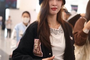 吴宣仪北京机场穿搭：黑色外套配白裙甜美温柔