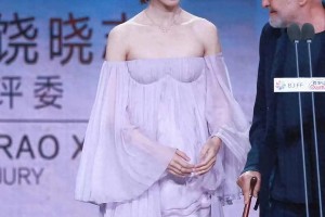 金晨大胆性感美照曝光 与神秘外国老头互动引热议